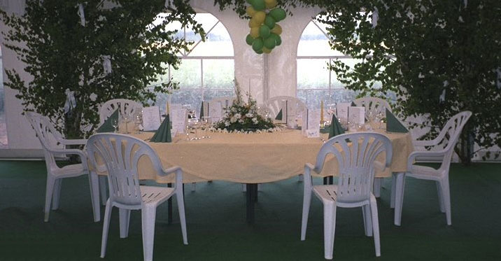 Großer Ovaler Hochzeits Banketttisch ca. 1.60x2.80 mtr.